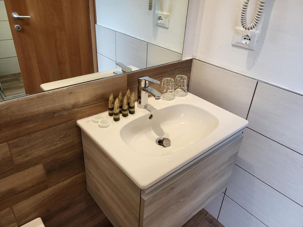 Hotel Garni Rosmari Brenzone sul Garda Eksteriør billede