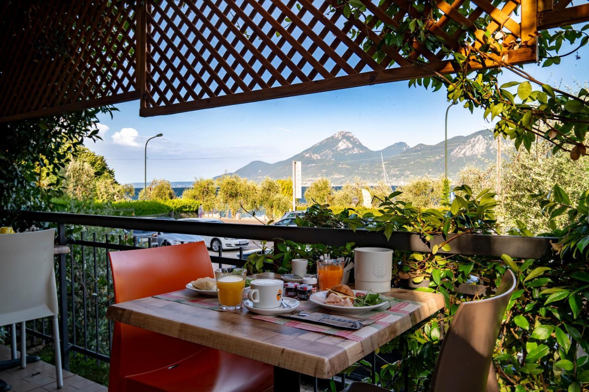 Hotel Garni Rosmari Brenzone sul Garda Eksteriør billede
